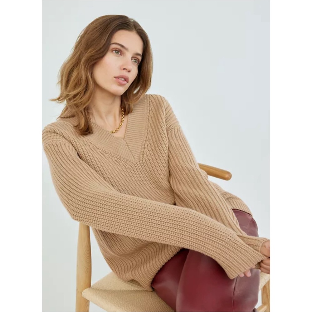 NWT Wilfred Aritzia Oversized V-neck Wool Belize Sweater